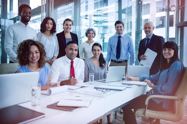 Empresários sorridentes no escritório