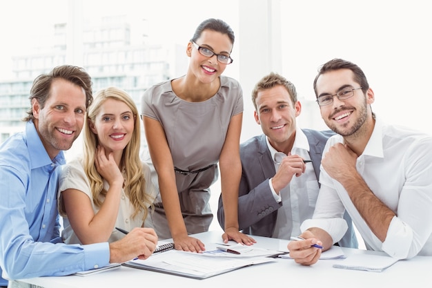 Empresários sorridentes no escritório