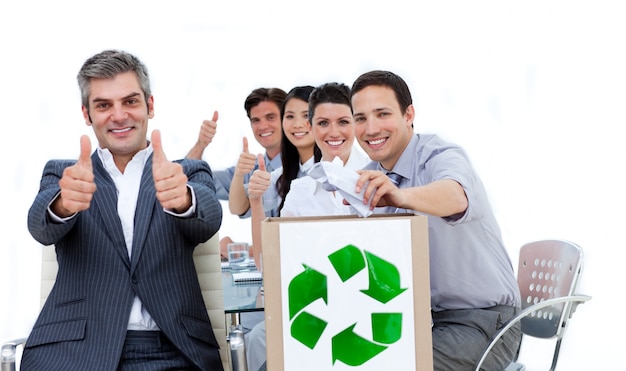 Foto empresários sorridentes que mostram um sinal de reciclagem