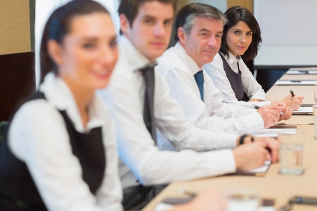 Empresários sorridentes seguidos