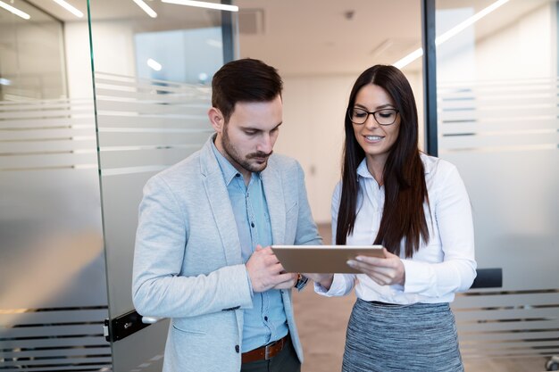 Empresarios con tableta digital en su oficina juntos