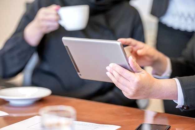 Empresarios con una tableta discutiendo negocios