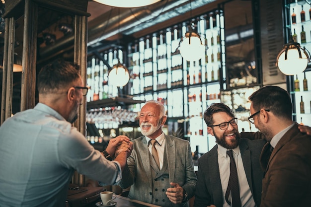 Empresários tendo reunião no bar