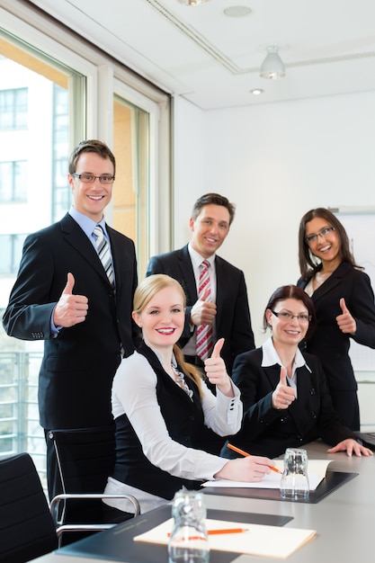 Foto empresarios tienen reunión de equipo en una oficina