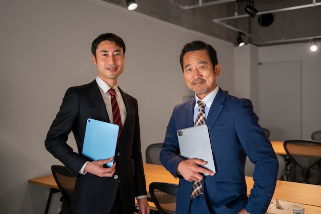 Foto empresarios de tiro medio que trabajan con ipad