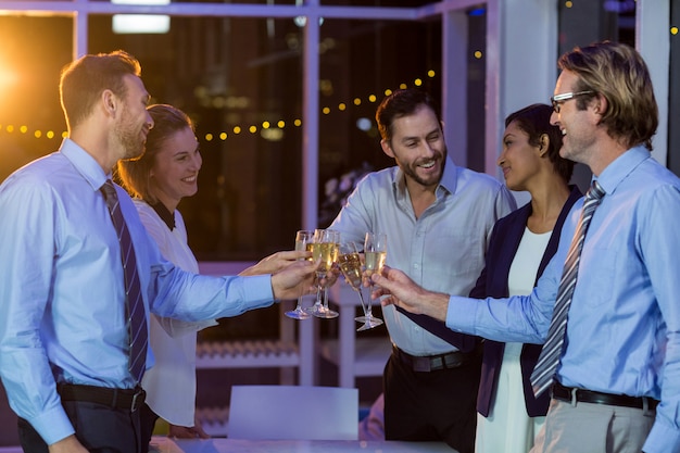 empresarios tostado copas de champagne