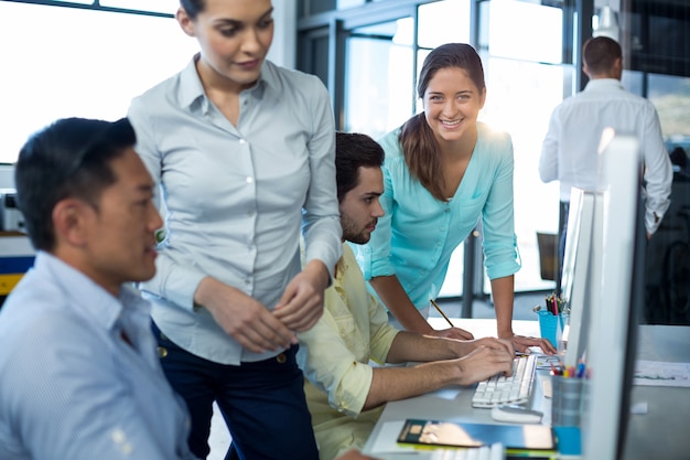 Empresarios trabajando en computadora personal