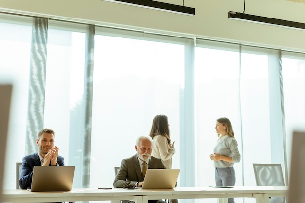 Empresarios trabajando en equipo en la oficina