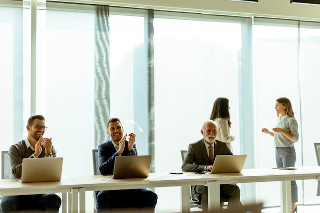 Empresarios trabajando en equipo en la oficina