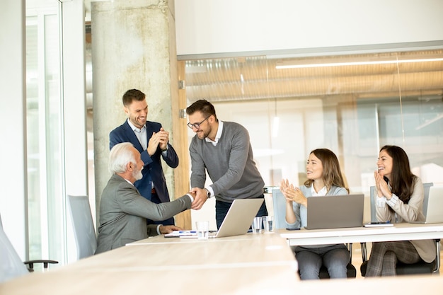 Empresarios trabajando en equipo en la oficina