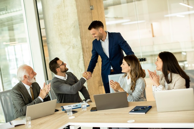 Empresarios trabajando en equipo en la oficina