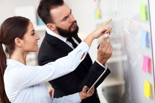 Foto empresarios trabajando juntos en la oficina