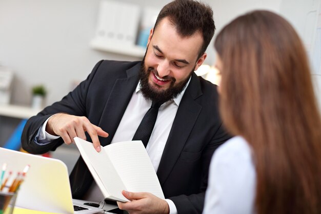 empresarios trabajando juntos en la oficina