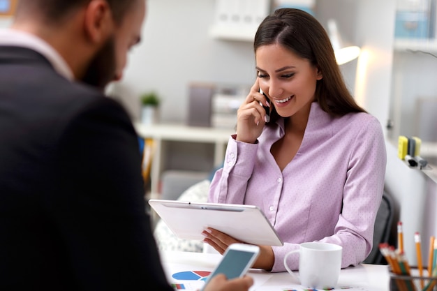 empresarios trabajando juntos en la oficina