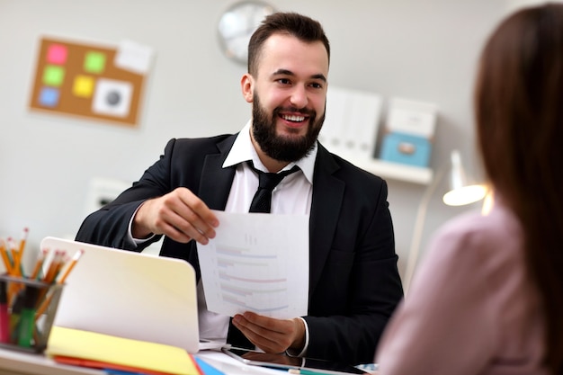 Foto empresarios trabajando juntos en la oficina