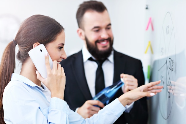 empresarios trabajando juntos en la oficina