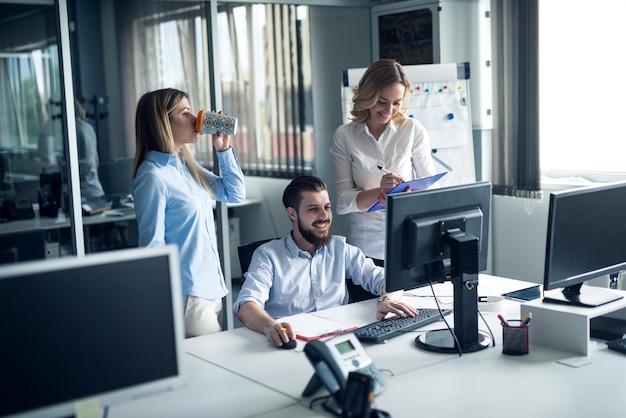 Empresarios trabajando juntos en una oficina.