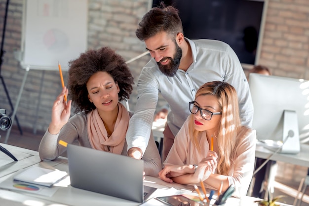 Empresarios trabajando juntos en un proyecto