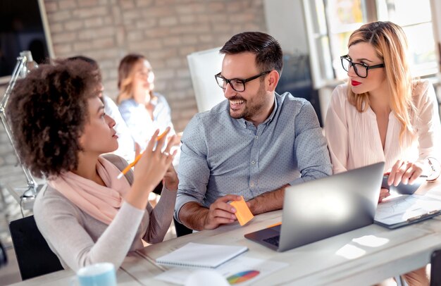 Empresarios trabajando juntos en un proyecto