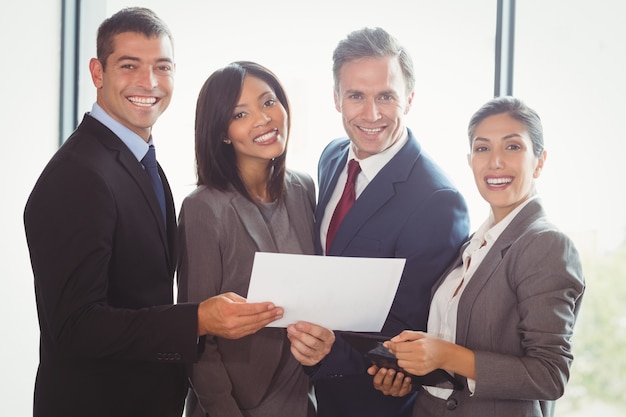 empresarios trabajando en oficina