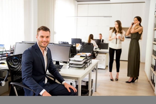 Empresarios trabajando en oficina