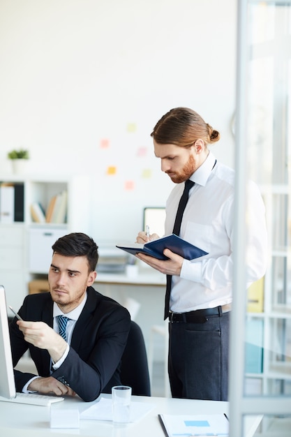 Foto empresarios trabajando