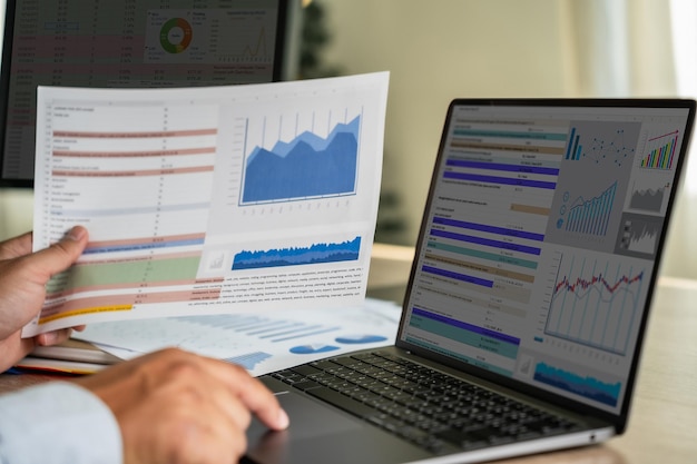 Empresários trabalham duro Usando análises Informações de estatísticas de análise de dados Business Technology Intelligence BI e estratégia de negócios para análise de estatísticas financeiras