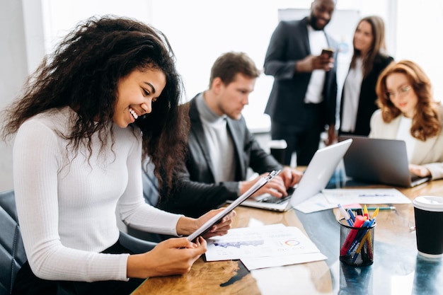 Empresários trabalham mulheres homens briefing