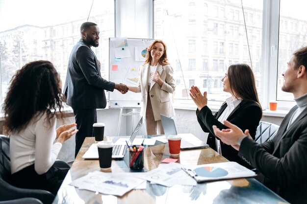 Empresários trabalham mulheres homens briefing