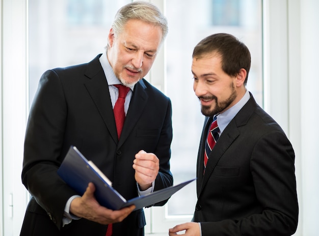 Empresários trabalhando juntos