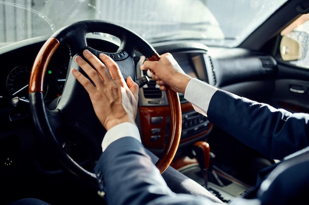 Empresarios en un traje en un coche un viaje al éxito laboral