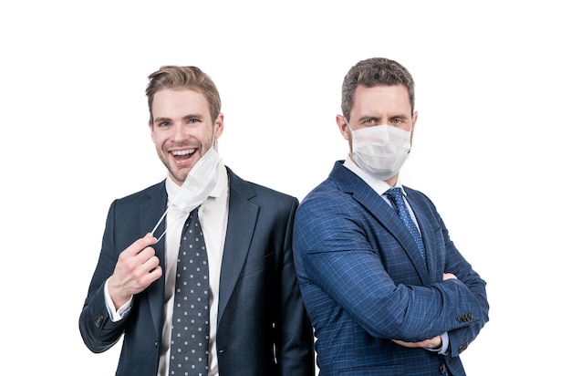 Empresários usam máscara protetora para evitar contato enquanto distanciamento social da pandemia de coronavírus covid19