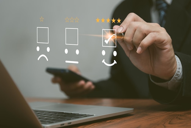 Los empresarios usan encuestas de computadoras portátiles y califican la satisfacción dando una forma de 5 estrellas en una calificación de satisfacción de pantalla digital virtual Concepto de encuesta Servicio al cliente