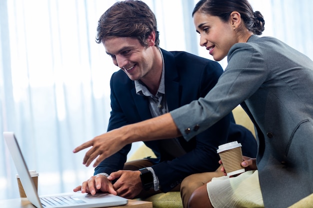 Empresarios usando laptop