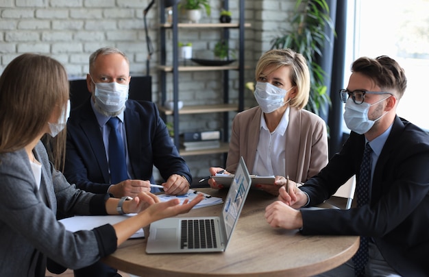 Empresários usando máscaras protetoras, durante uma apresentação em uma reunião durante a epidemia de coronavírus.