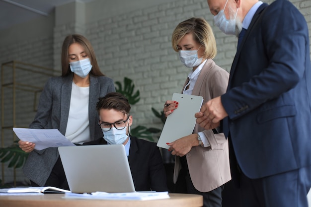 Empresários usando máscaras protetoras, durante uma apresentação em uma reunião durante a epidemia de coronavírus.