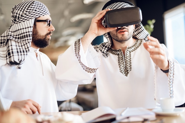 Empresários usando realidade virtual na mesa no quarto de hotel.