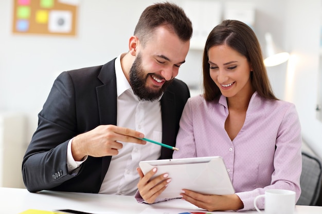 Empresários usando tablet no escritório