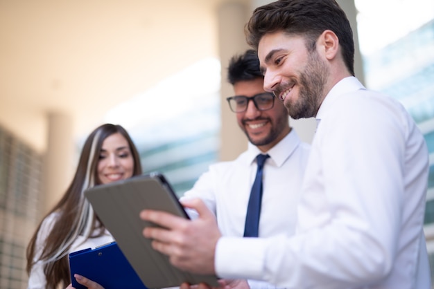 Empresários usando um tablet ao ar livre