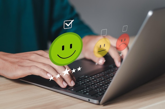 Los empresarios utilizan la computadora portátil y califican la satisfacción por cara sonriente para la satisfacción de la experiencia de calificación y críticas de servicio Satisfacción del cliente concepto de servicio
