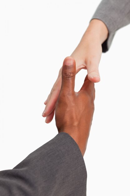 Foto empresarios van a shakehands