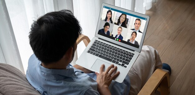 Empresarios en videoconferencia para una moderna reunión virtual de grupo de trabajadores de oficinas de negocios corporativos