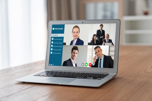Empresarios en videoconferencia para una moderna reunión virtual de grupo de trabajadores de oficinas de negocios corporativos