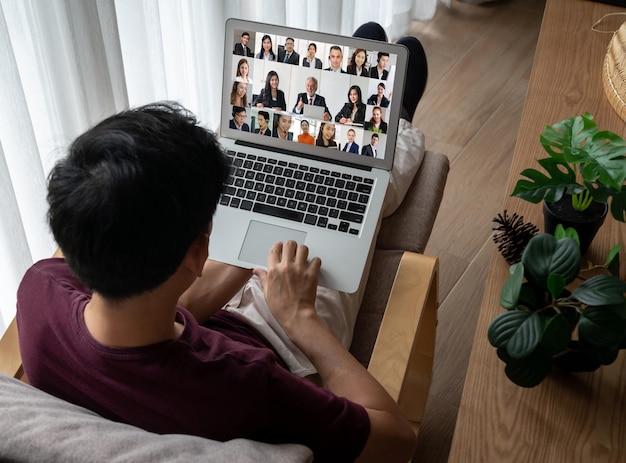 Empresarios en videoconferencia para una reunión de grupo virtual de moda