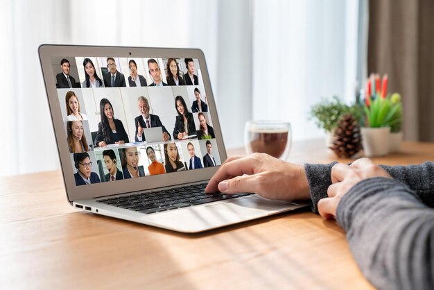 Empresarios en videoconferencia para una reunión de grupo virtual de moda