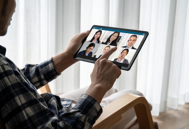 Empresarios en videoconferencia para una reunión de grupo virtual de moda