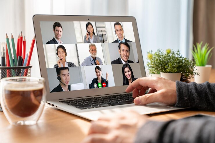 Foto empresarios en videoconferencia para una reunión de grupo virtual de moda
