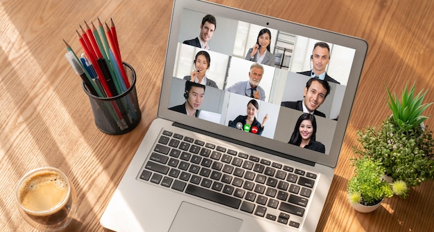 Empresarios en videoconferencia para una reunión de grupo virtual de moda