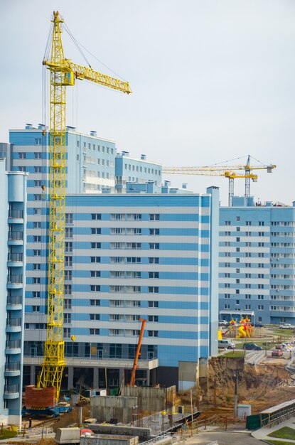 empresas de construcción de la ciudad comenzaron la construcción de un edificio de varios pisos