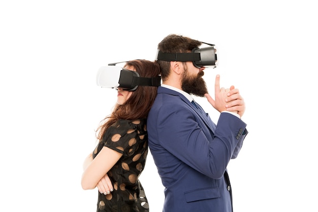 Las empresas implementan tecnología moderna. Los colegas de la pareja usan hmd explorar la realidad virtual. Los socios comerciales interactúan en realidad virtual. Nueva oportunidad. Software moderno para empresas. Solo imagina.